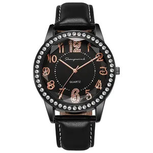 Dettaglio del quadrante nero dell'orologio al quarzo con strass e cinturino con cuciture