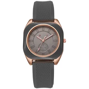 Λεπτομέρεια τετράγωνου ρολογιού rose gold με γκρι λουράκι σιλικόνης και υποκαντράν