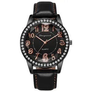 Dettaglio della lunetta con strass oro rosa e cinturino in pelle nera per orologio donna