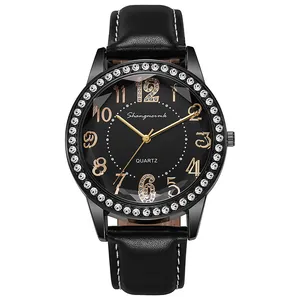 Dettaglio dell'orologio al quarzo da donna con lunetta in strass e cinturino in pelle