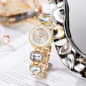 Montre à quartz dorée pour femme avec bracelet serti de cristaux aux couleurs sucrées