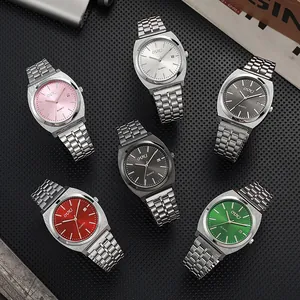 Vista piatta di orologi al quarzo con quadranti colorati e cinturini in acciaio inox