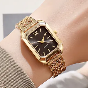 Dettaglio ravvicinato di un orologio rettangolare dorato con elegante quadrante nero