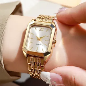 Dettaglio macro dell'orologio rettangolare in oro con quadrante soleil e cinturino