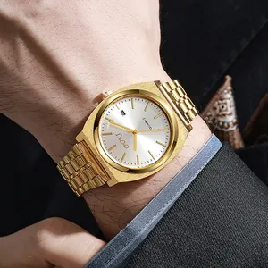 Orologio al quarzo di lusso in acciaio dorato con quadrante argento e datario al polso