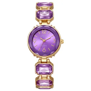 Vue détaillée d'une montre à quartz dorée avec cadran violet et pierres précieuses