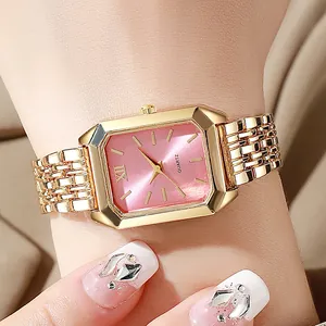 Dettaglio macro di un orologio lussuoso ottagonale dorato con quadrante rosa