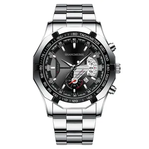 Nahaufnahme des schwarzen Chronographen-Zifferblatts mit Datum und Edelstahlarmband