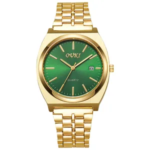 Vista dettagliata dell'orologio al quarzo con cinturino in acciaio dorato e quadrante verde