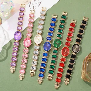 Montre quartz ovale élégante pour femme avec bracelet en pierres précieuses de sept couleurs