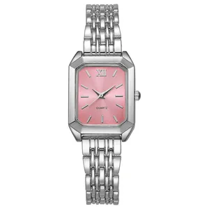 Dettaglio orologio in acciaio argento con cassa ottagonale e quadrante rosa con logo quartz