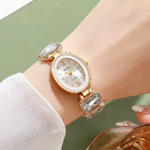 Montre quartz ovale dorée avec bracelet en cristal et cadran argenté à chiffres romains