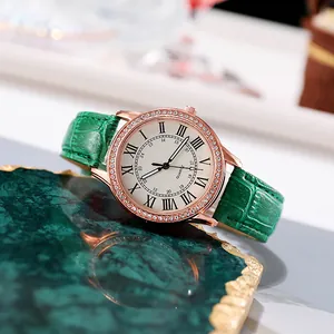 Details einer Vintage-Damenuhr mit grünem Kroko-Lederarmband und diamantbesetzter Lünette