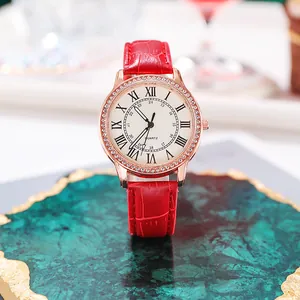 Nahaufnahme einer Damen-Quarzuhr mit rotem Lederarmband und glitzernder Kristall-Lünette