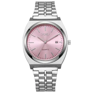 Dettaglio dell'orologio in acciaio spazzolato con quadrante rosa e datario