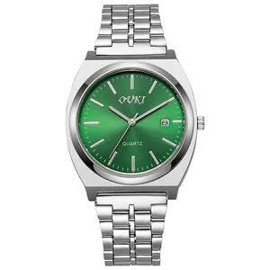 Dettaglio dell'orologio al quarzo OUKI con quadrante verde e datario in acciaio inox
