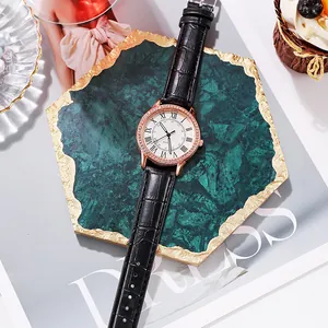 Makroansicht der Strasslünette und des römischen Zifferblatts einer Vintage-Lederuhr
