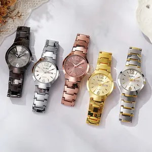 Cinco elegantes relojes de cuarzo para mujer con correas metálicas en varios acabados