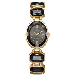 Détails de la montre à quartz dorée avec gemmes noires et chiffres romains