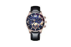 Détail d'une montre pour homme en or rose avec cadran bleu marine et aiguilles lumineuses