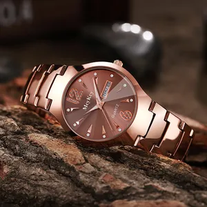 Primer plano de reloj de cuarzo oro rosa con índices de diamante y pantalla día-fecha