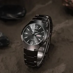 Primer plano del dial de acero de tungsteno negro con cristales y ventana de fecha dual
