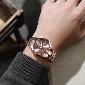 Detalle de reloj oro rosa con índices de strass y doble calendario en la muñeca