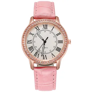 Nahaufnahme von rosa Lederarmband und roségoldener Strasslünette mit römischen Ziffern
