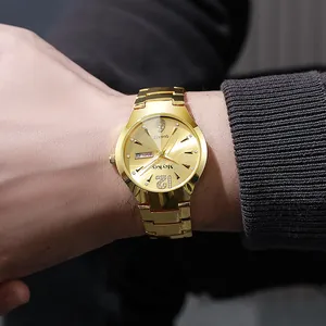 Primer plano de un reloj de hombre en acero inoxidable dorado con cuarzo y calendario