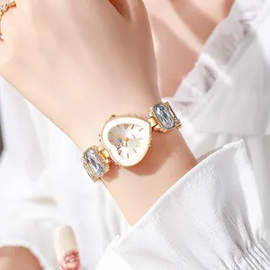 Elegante orologio al quarzo dorato a forma di cuore con cristalli rettangolari da donna