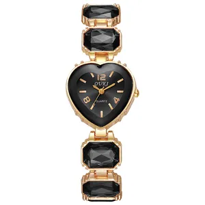 Dettaglio del quadrante nero a cuore e del bracciale con pietre preziose sfaccettate