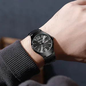 Primer plano de reloj de cuarzo para hombre con correa negra y esfera gris en la muñeca