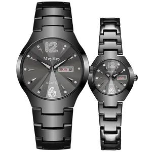 Detalle de relojes de pareja con esferas grises radiales e índices de cristal fino