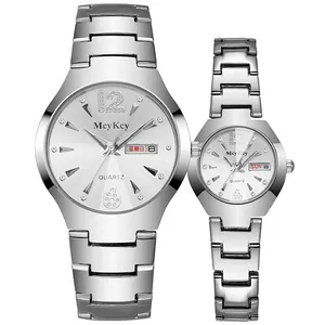 Vista detallada de relojes de pareja plateados con fecha y esfera con efecto solar