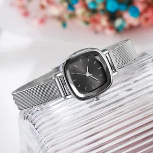 Montre carrée élégante à bracelet en maille argentée avec cadran noir sur verre
