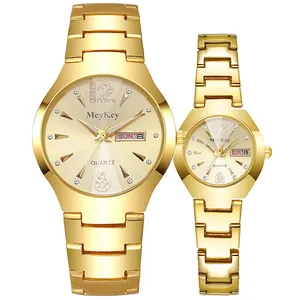 Detalle de relojes de pareja en acero inoxidable dorado con cuarzo y calendario