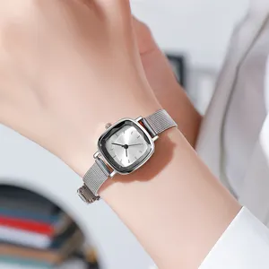 Montre à quartz carrée argentée avec bracelet en maille d'acier portée au poignet