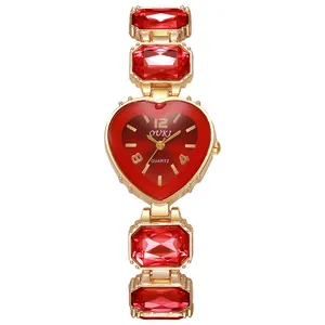 Dettaglio orologio al quarzo con quadrante a cuore rosso e cinturino con gemme rosse