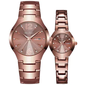 Detalle de relojes de pareja en oro rosa con índices de strass y doble calendario