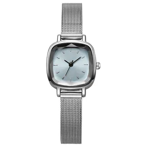 Détail du bracelet en maille milanaise argentée et cadran carré bleu glacier de la montre