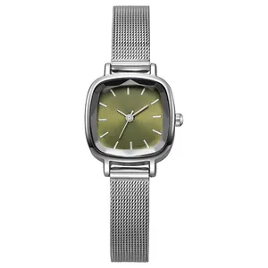 Détail d'une montre carrée argentée avec cadran vert olive soleil et bracelet maille milanaise