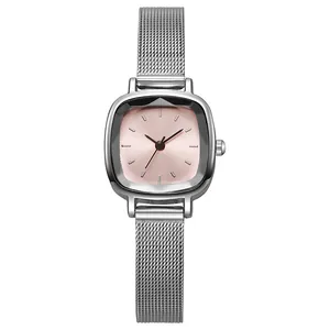 Détail d'une montre carrée en maille argentée avec cadran rose poudré et boîtier en métal