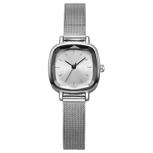 Détail d'une montre carrée en argent avec cadran minimaliste et bracelet en maille
