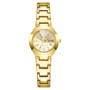 Detalle del reloj de acero dorado con ventana de doble fecha y marcadores de cristal brillante