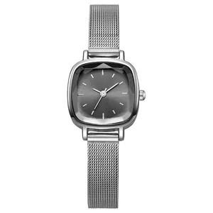 Détail de la montre à bracelet en maille argentée avec cadran gris et boîtier en acier