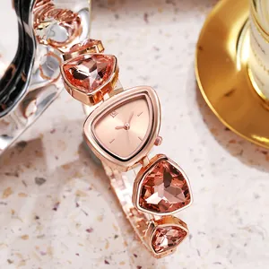 Elegante roségoldene Damenuhr mit unregelmäßigen Kristallen und Quarz-Zifferblatt
