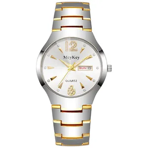 Detalle de esfera blanca de reloj de cuarzo con índices dorados y ventana fecha
