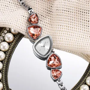 Detail einer luxuriösen Dreiecksuhr mit champagnerrosa Kristallen und Silbermetallarmband