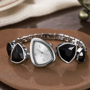 Luxuriöse Damen Quarzuhr mit silbernem Dreiecks-Zifferblatt und schwarzen Edelsteinarmband