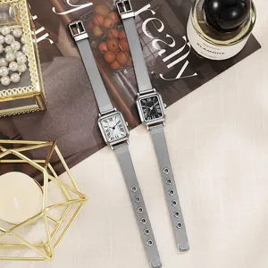 Orologio al quarzo rettangolare vintage con cinturino in maglia d'argento e numeri romani